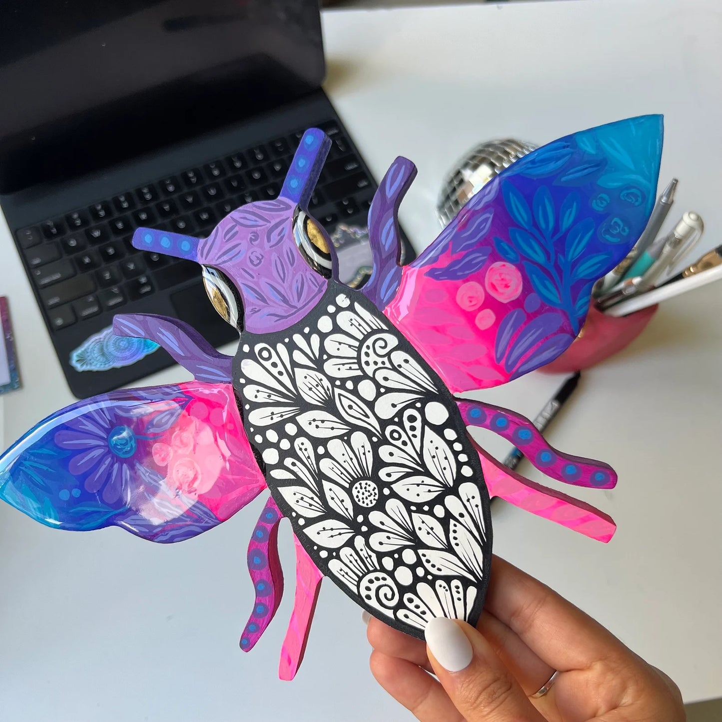 The dreamy bee wooden piece- wall decor